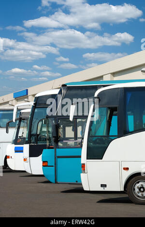 Sur un parking des bus touristiques s'attendent à ce que les passagers Banque D'Images