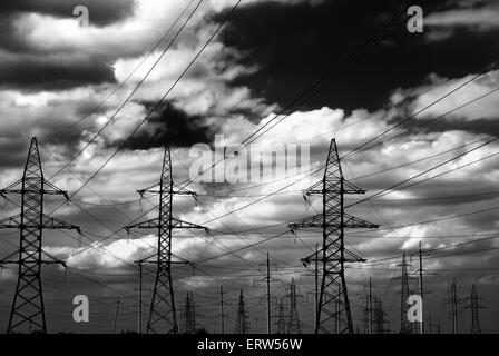 Stylisé foncé ligne électrique haute tension au niveau du terrain Banque D'Images