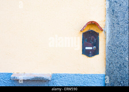 Old fashioned porte sur mur orange avec bande bleue et copy space Banque D'Images