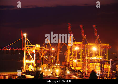 Entrepôt avec port de conteneurs et marchandises de nuit Banque D'Images