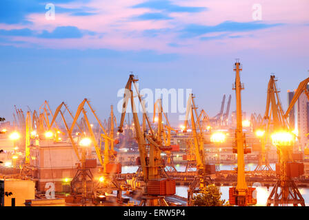 Entrepôt avec port de conteneurs et marchandises au coucher du soleil Banque D'Images