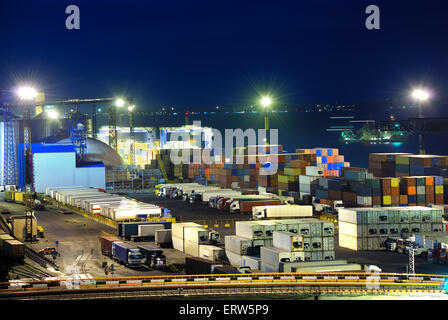 Entrepôt avec port de conteneurs et marchandises de nuit Banque D'Images