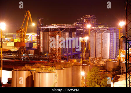 Entrepôt avec port de conteneurs et marchandises de nuit Banque D'Images