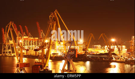 Entrepôt avec port de conteneurs et marchandises de nuit Banque D'Images