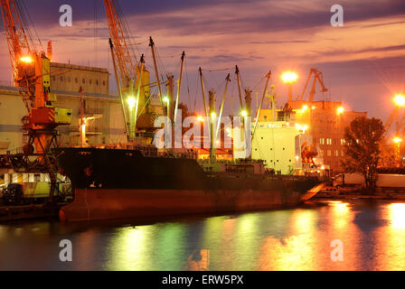Entrepôt avec port de conteneurs et marchandises de nuit Banque D'Images