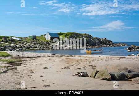 FALKENBERG, SUÈDE - 5 juin 2015 : petit bateau en bois paysage littoral rocheux et maison de pêcheurs, le 5 juin à Skrea, Falkenbe Banque D'Images