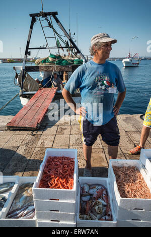 Les pêcheurs vendent les captures sur le quai dans la vieille ville de Gallipoli, Pouilles, Italie du Sud. Banque D'Images