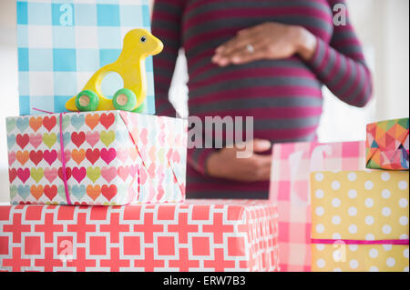 Femme enceinte noir cadeaux de douche de bébé à admirer Banque D'Images