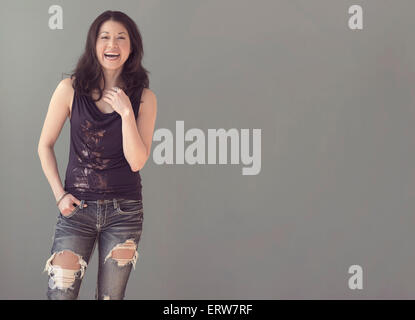 Mixed Race woman wearing jeans déchirés Banque D'Images