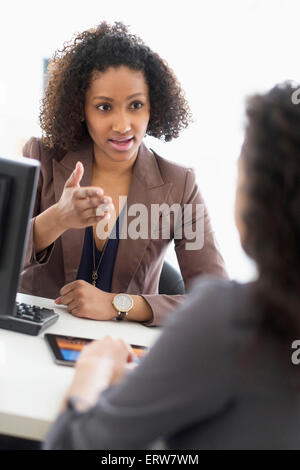 Businesswomen talking in office meeting Banque D'Images