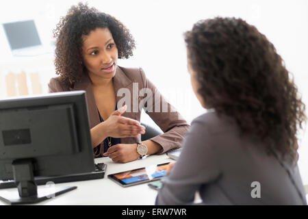 Businesswomen talking in office meeting Banque D'Images