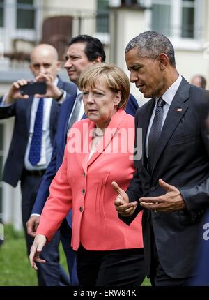 Le président américain Barack Obama promenades le long avec la Chancelière allemande Angela Merkel à la suite d'une photo de groupe lors de la deuxième journée de la réunion au sommet du G7 au Schloss Elmau 8 juin 2015 près de Garmisch-Partenkirchen, Allemagne. Banque D'Images