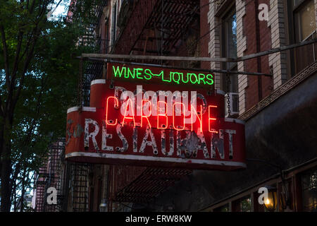 L'enseigne au néon à l'extérieur de carbone, un restaurant italien haut de gamme à Greenwich Village à New York City Banque D'Images