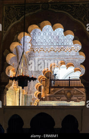 Fer à cheval décoré en stuc arches et dans la Grande Mosquée, la Mezquita, Cordoue, Espagne Banque D'Images