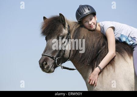 Fille avec Icelandic Horse Banque D'Images