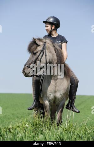 Fille avec Icelandic Horse Banque D'Images