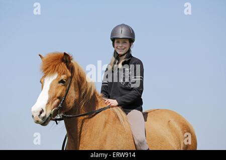 Fille avec Icelandic Horse Banque D'Images