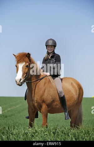 Fille avec Icelandic Horse Banque D'Images