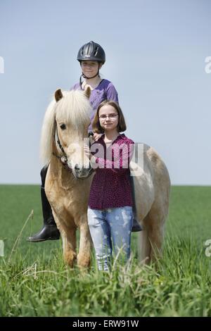 Fille avec Icelandic Horse Banque D'Images