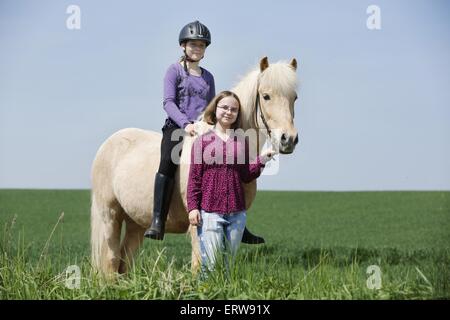 Fille avec Icelandic Horse Banque D'Images