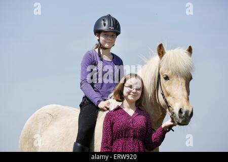 Fille avec Icelandic Horse Banque D'Images