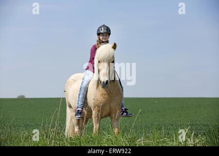 Fille avec Icelandic Horse Banque D'Images