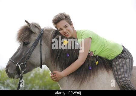 Fille avec Icelandic Horse Banque D'Images