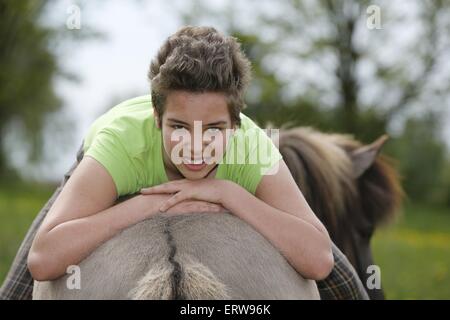 Fille avec Icelandic Horse Banque D'Images