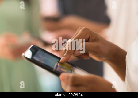 Close up of woman using cell phone écran tactile Banque D'Images