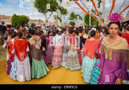 Groupe de jeunes filles vêtues de robes de flamenco à la foire d'avril à Séville Banque D'Images