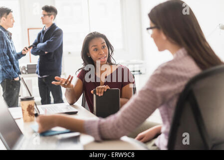 Businesswomen working together in office Banque D'Images