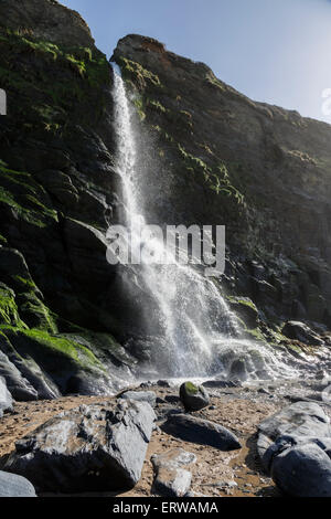 Chute d'eau à Tresaith, Ceredigion, pays de Galles Banque D'Images