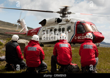 Le Nord du Pays de Galles sauveteurs de montagne prêt à bord d'un hélicoptère S-92 Bristows Ogwen Valley dans le Banque D'Images