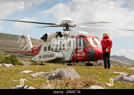 Prêt pour le décollage, un hélicoptère de recherche et sauvetage Bristow prenant plus de sauvetage de la RAF dans le Nord du Pays de Galles le 1er juillet 2015 Banque D'Images