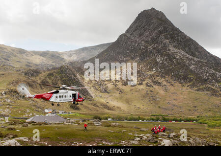 Un hélicoptère SAR les approches Bristow Ogwen Valley Mountain Rescue siège au pied de Tryfan Banque D'Images