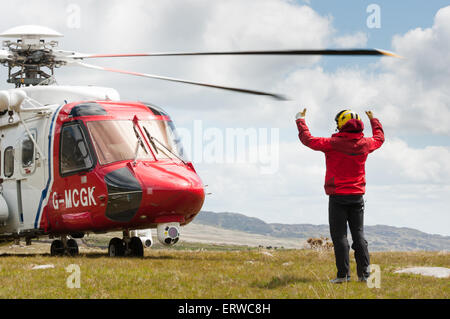 Un winchman Bristow mobilise la recherche et le sauvetage de l'hélicoptère Sikorsky S-92 qu'il commence ses moteurs dans l'Ogwen Valley, au Pays de Galles Banque D'Images