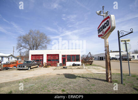 Une vieille station essence Texaco abandonnée, au Texas, USA Sud-ouest le long de la Route 66. Banque D'Images