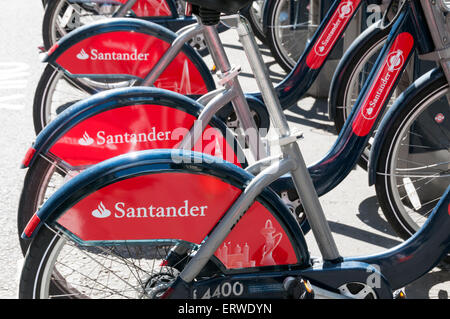 Santander parrainage sur une rangée de 'Boris' Vélos à louer à Londres. Banque D'Images