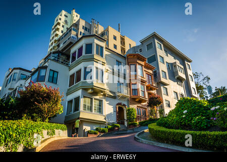 Bâtiments et Lombard Street sur Russian Hill, à San Francisco, Californie. Banque D'Images