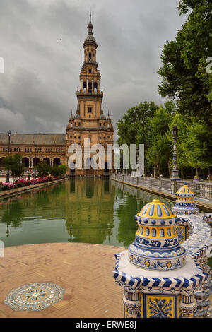 Tour sud reflète dans canal avec garde-corps en céramique peint à Plaza de Espana Espagne Séville Banque D'Images