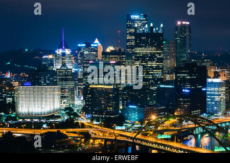 Vue de la nuit de Pittsburgh depuis le sommet de la Duquesne incline à Mount Washington, Pittsburgh, Pennsylvanie. Banque D'Images