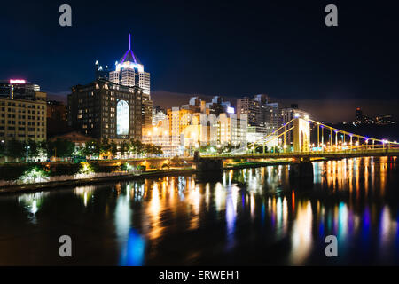 Le pont d'Andy Warhol et skyline at night, à Pittsburgh, en Pennsylvanie. Banque D'Images