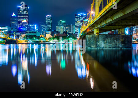 Le pont d'Andy Warhol et skyline at night, à Pittsburgh, en Pennsylvanie. Banque D'Images