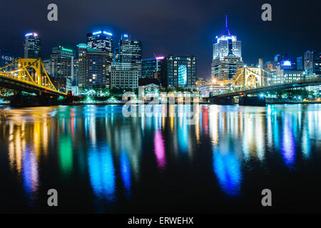 La Pittsburgh skyline se reflétant dans la rivière Allegheny de nuit, vu de la rive nord, à Pittsburgh, en Pennsylvanie. Banque D'Images