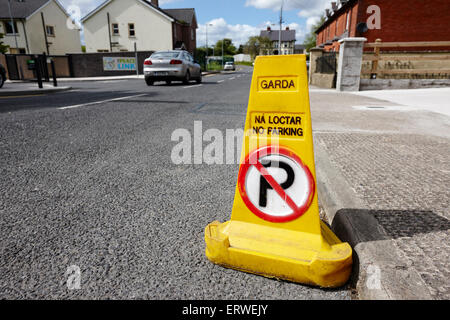 Garda aucun stationnement cônes de circulation sur une rue dans les clones comté de Monaghan en république d'Irlande Banque D'Images