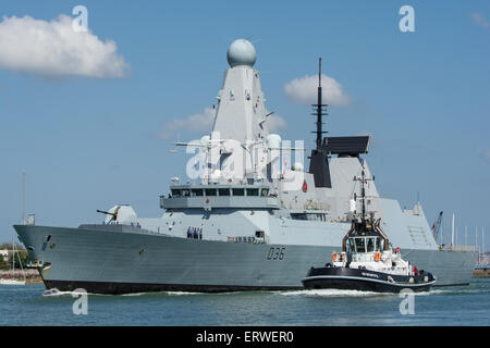 La Marine royale britannique classe audacieuse de défense aérienne de type 45 destroyer HMS Defender (D36) au départ de Portsmouth, Royaume-Uni le 8 juin 2015. Banque D'Images