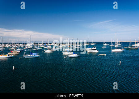 Vue sur les bateaux dans le port depuis le Fisherman's Wharf, à Monterey, Californie. Banque D'Images