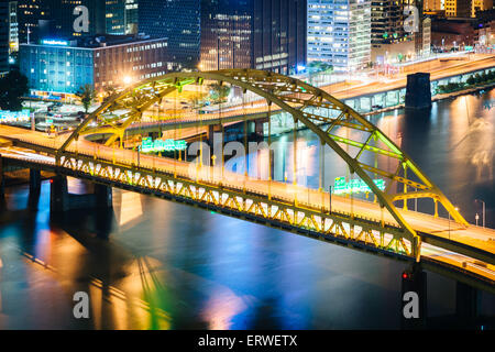 Vue sur le pont Smithfield Street la nuit de l'avenue Grandview à Mount Washington, Pittsburgh, Pennsylvanie. Banque D'Images