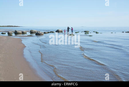 FALKENBERG, SUÈDE - 6 juin 2015 : les gens sur la plage le 6 juin 2015 dans Skrea, Falkenberg, Suède. Banque D'Images