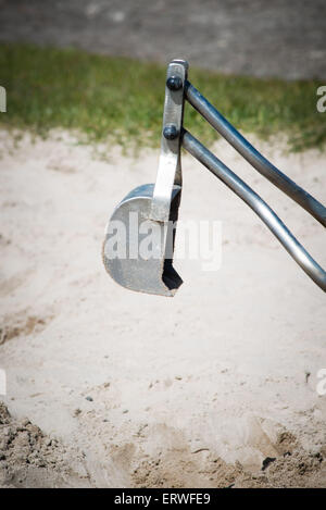 Metal digger à l'aire de jeux pour enfants dans le sable Banque D'Images